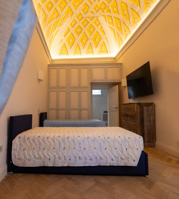 Twin room under the painted vault